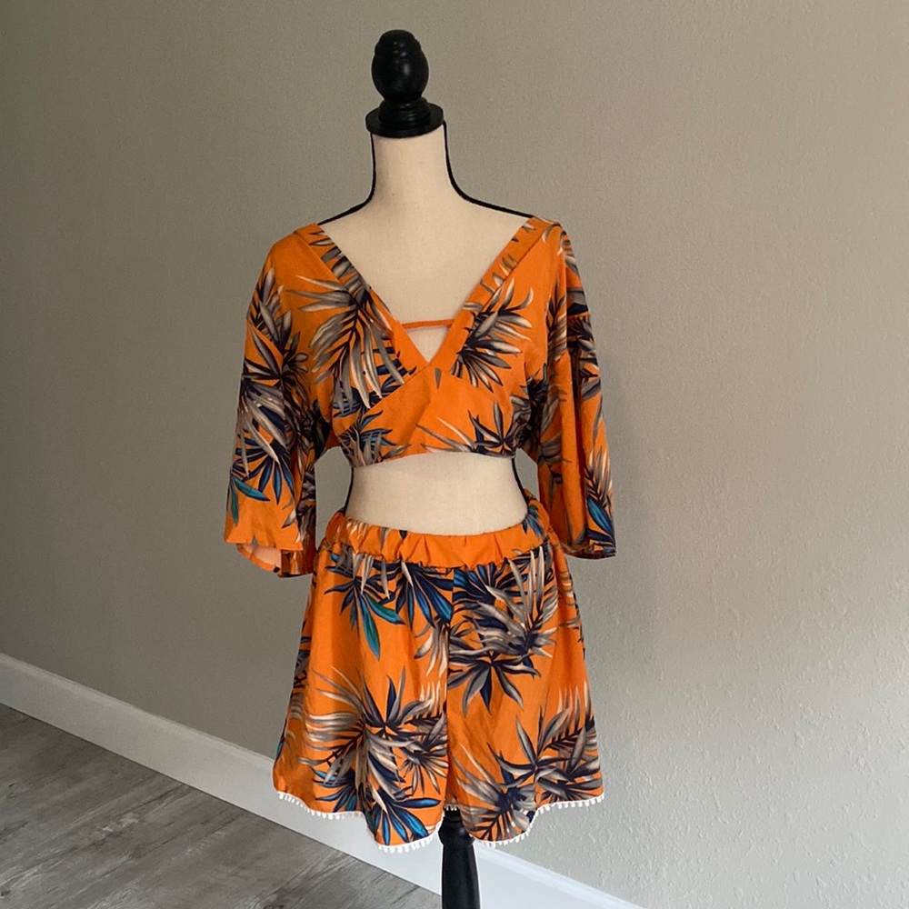 2-pc cropped top and shorts set in tropical print